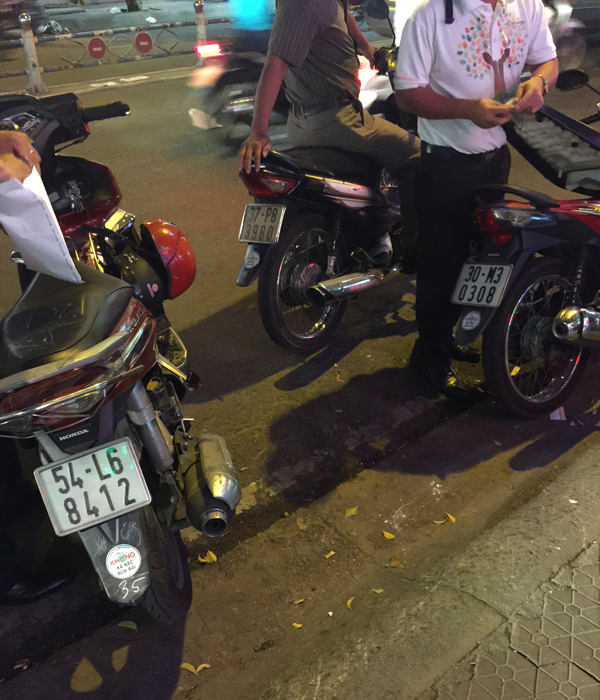 Sticker[-]trên[-]mọi[-]nẻo[-]đường